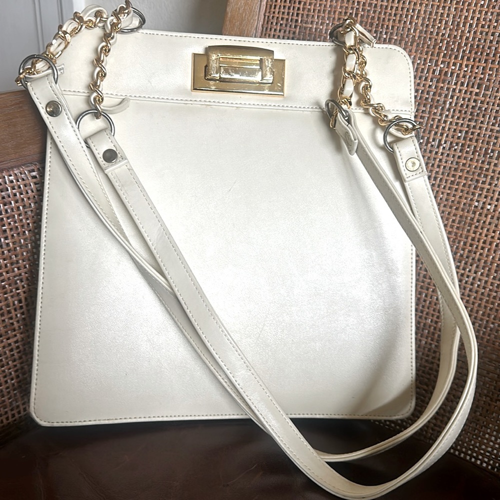 Vintage style purse. Used only a few times. In Excellent shape.